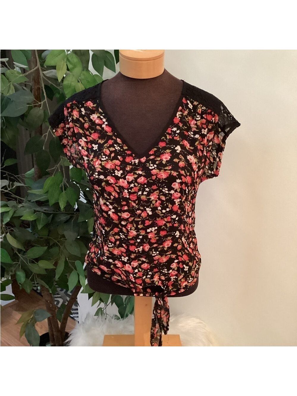 DeLiA*s cap sleeve floral and lace tie front blouse Woman’s size Med